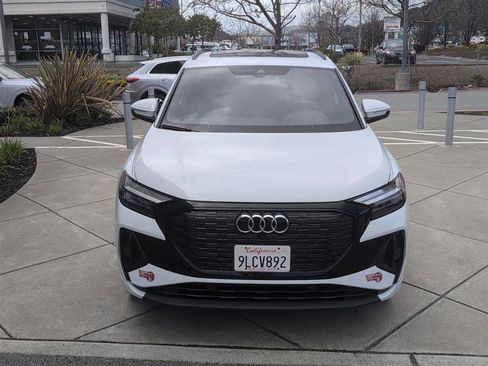 Used 2024 Audi Q4 e-tron Premium image 3