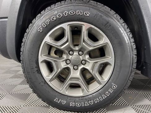 Used 2022 Jeep Cherokee Trailhawk w/ Comfort/Convenience Group AWD/4WD image 13