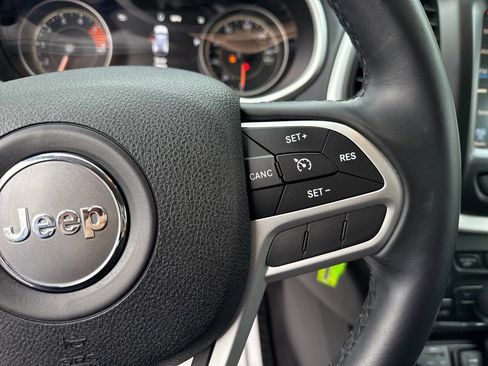 Used 2017 Jeep Cherokee Trailhawk image 24