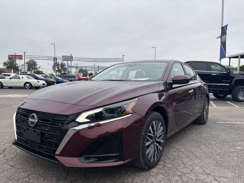 Used 2025 Nissan Altima 2.5 SV AWD/4WD image 7