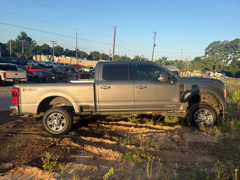 Used 2023 Ford F250 XLT w/ XLT Premium Package AWD/4WD image 2