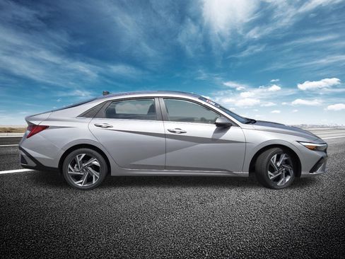 Used 2025 Hyundai Elantra SEL FWD image 22