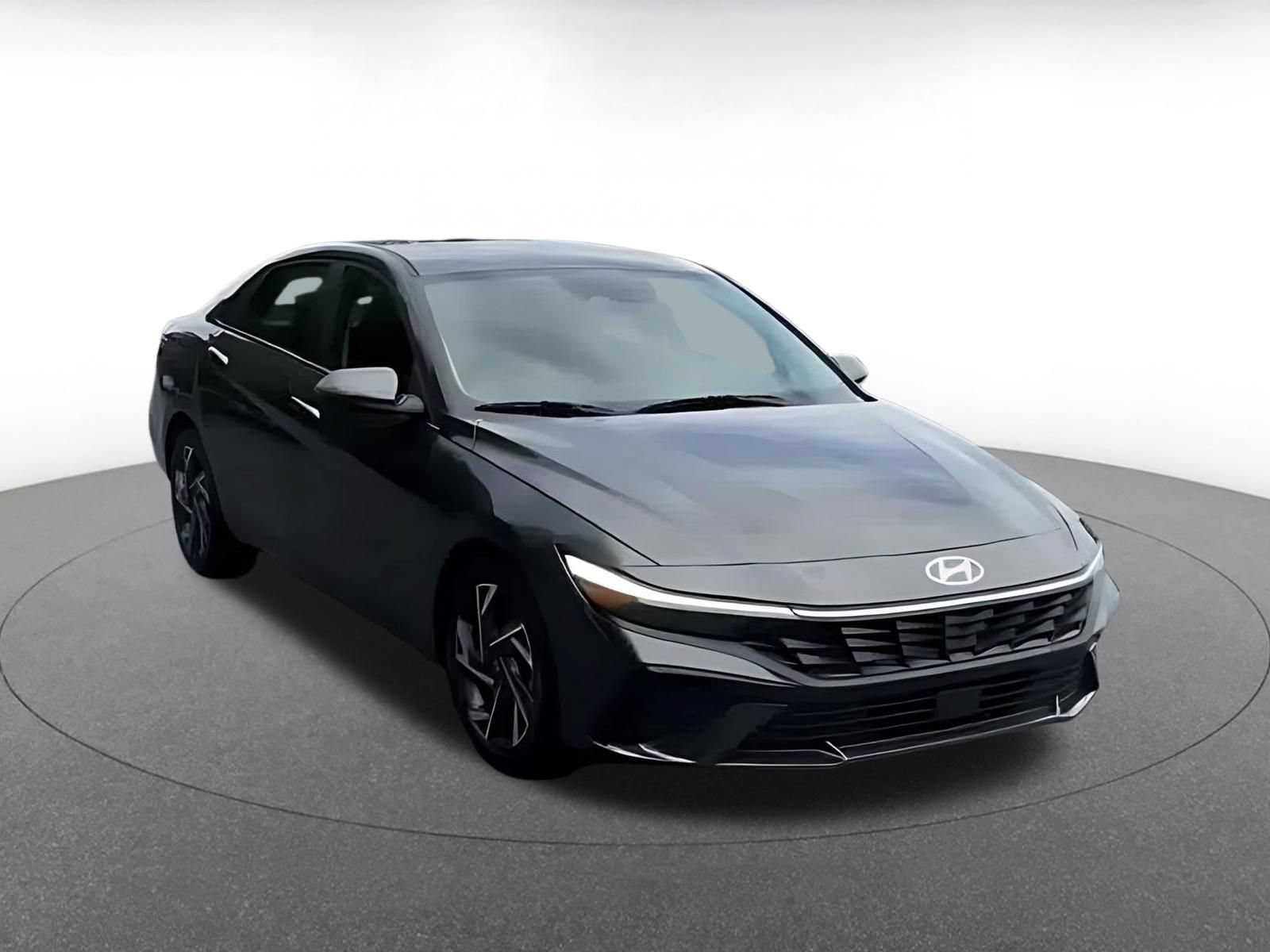 Used 2025 Hyundai Elantra Limited FWD image 3