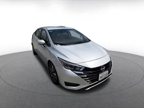 Used 2025 Nissan Versa SV image 3