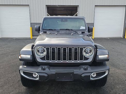 Used 2025 Jeep Wrangler Unlimited Sahara image 3