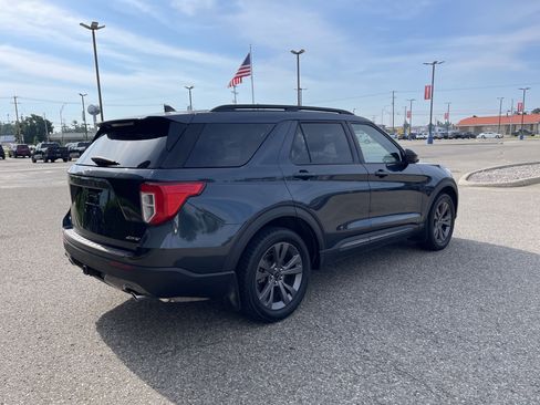 Used 2023 Ford Explorer XLT w/ XLT Sport Appearance Package AWD/4WD image 4