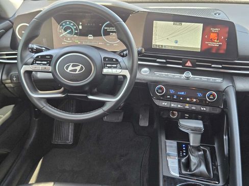Certified 2025 Hyundai Elantra Limited FWD image 26