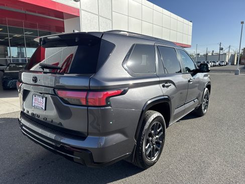 Used 2024 Toyota Sequoia Platinum AWD/4WD image 4