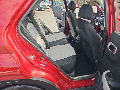 Used 2024 Hyundai Venue SEL image 9