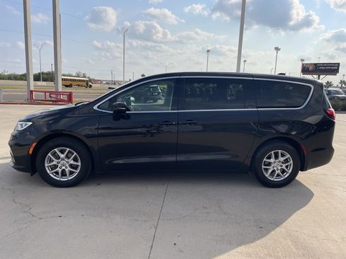 Used 2024 Chrysler Pacifica Touring-L image 2