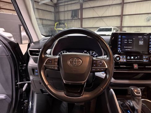 Used 2021 Toyota Highlander XLE AWD/4WD image 30