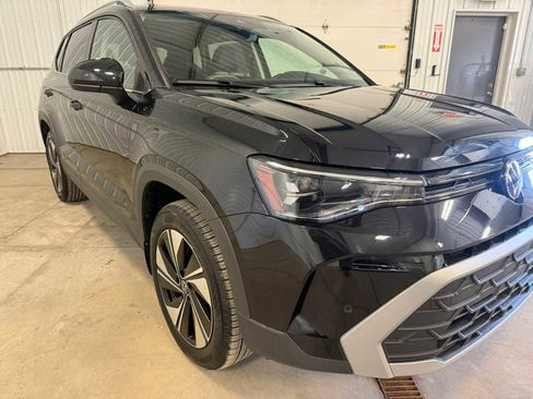 Used 2025 Volkswagen Taos SE w/ Panoramic Sunroof Package image 10