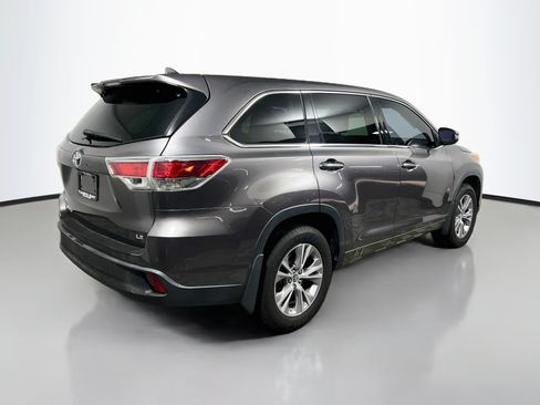 Used 2016 Toyota Highlander Plus FWD image 4