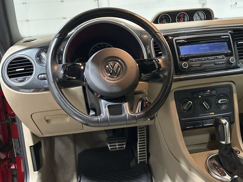 Used 2013 Volkswagen Beetle Turbo 60's Edition FWD image 11