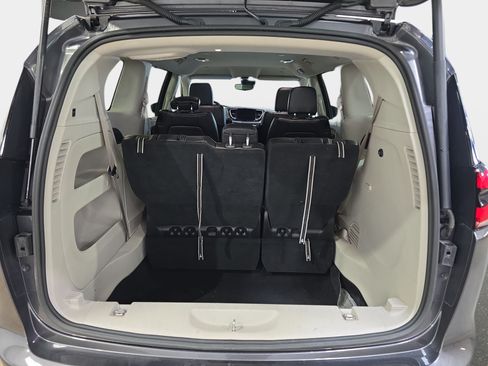Used 2023 Chrysler Pacifica Touring-L FWD image 27