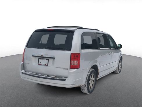 Used 2010 Chrysler Town & Country Touring image 8