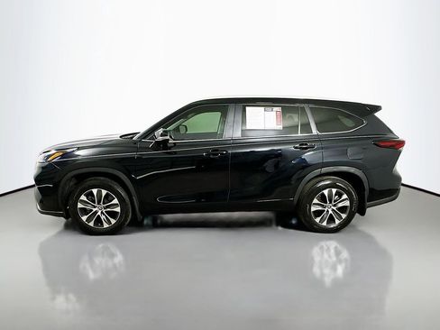 Used 2024 Toyota Highlander XLE image 2