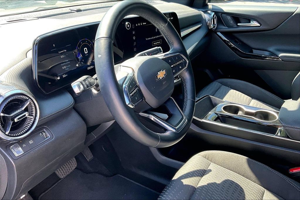Used 2025 Chevrolet Equinox LT FWD image 17