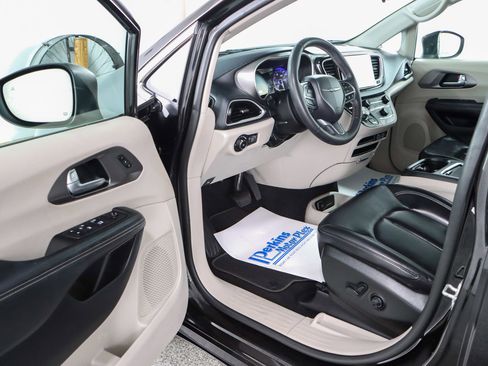 Used 2023 Chrysler Pacifica Touring-L FWD image 3