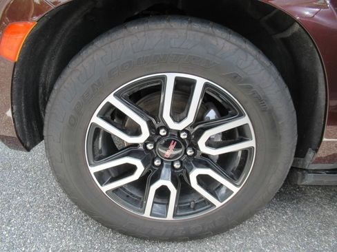 Used 2023 GMC Yukon AT4 w/ AT4 Premium Plus Package AWD/4WD image 5