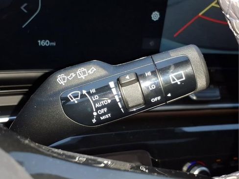 Used 2025 Kia Carnival SX Prestige image 32