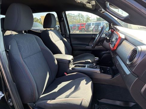 Used 2020 Toyota Tacoma TRD Off-Road AWD/4WD image 25