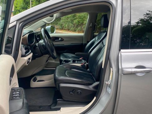 Used 2017 Chrysler Pacifica Touring-L FWD image 15