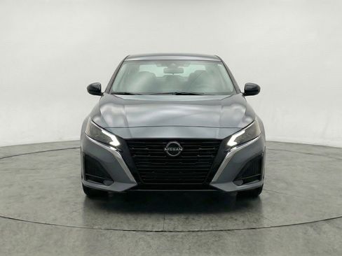 Used 2025 Nissan Altima 2.5 SV FWD image 2
