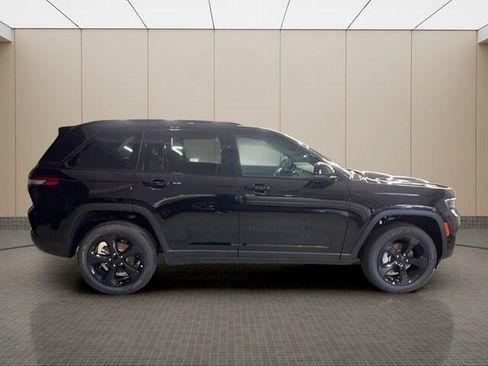 Certified 2025 Jeep Grand Cherokee Limited w/ Luxury Tech Group II AWD/4WD image 6