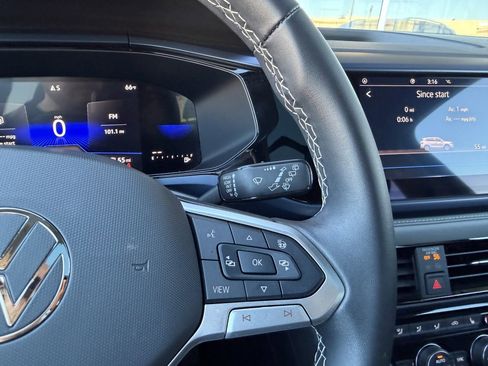 Used 2024 Volkswagen Taos SE w/ Panoramic Sunroof Package image 29