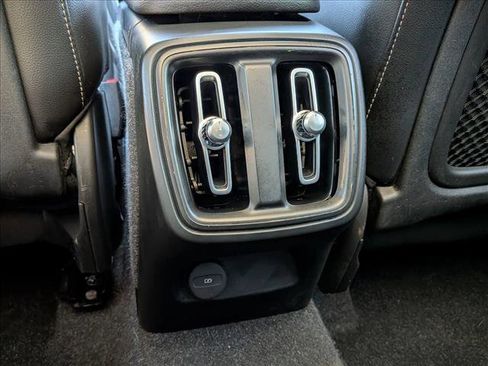 Used 2019 Volvo XC40 T5 Momentum image 21