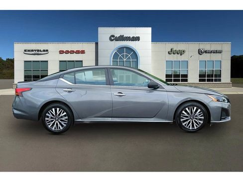 Used 2025 Nissan Altima 2.5 SV FWD image 2