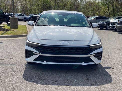 Used 2024 Hyundai Elantra SE image 2