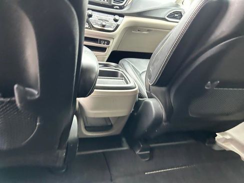 Used 2020 Chrysler Voyager Lxi image 15