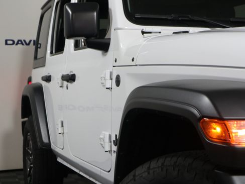Used 2025 Jeep Wrangler Unlimited Sport AWD/4WD image 3
