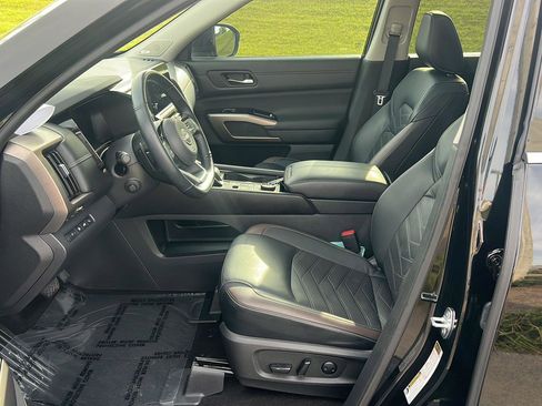 Used 2023 Nissan Pathfinder Platinum AWD/4WD image 10
