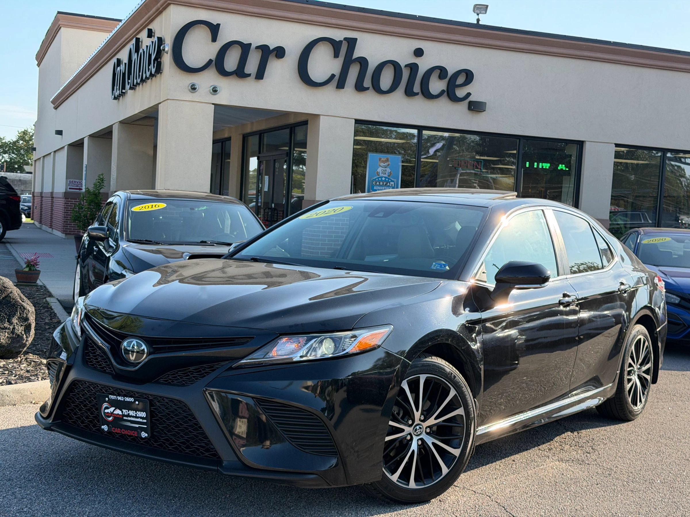 Used 2020 Toyota Camry SE w/ Convenience Package FWD image 1