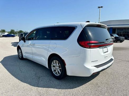 Used 2024 Chrysler Pacifica Touring-L FWD image 3