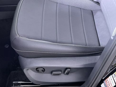 Used 2024 Volkswagen Taos SE image 12