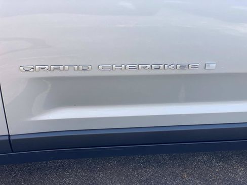Used 2025 Jeep Grand Cherokee Laredo RWD image 14