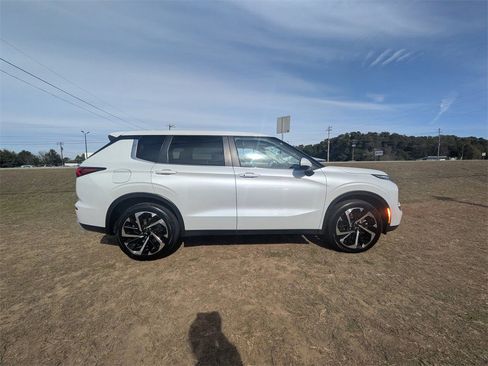 Used 2024 Mitsubishi Outlander SE image 2