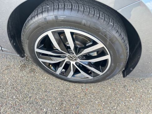 Used 2025 Volkswagen Jetta SE image 34