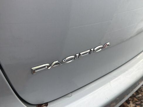 Used 2024 Chrysler Pacifica Touring-L FWD image 8
