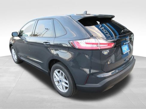 Used 2021 Ford Edge SE FWD image 3