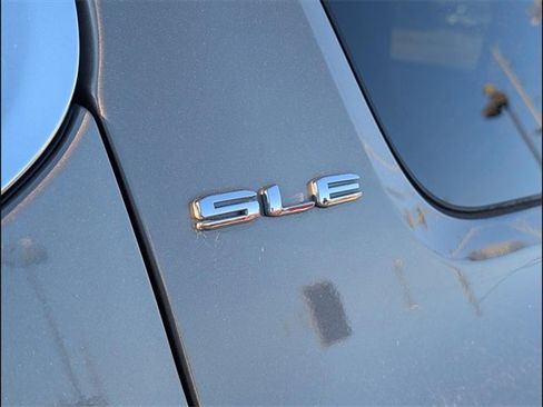 Used 2022 GMC Acadia SLE image 19