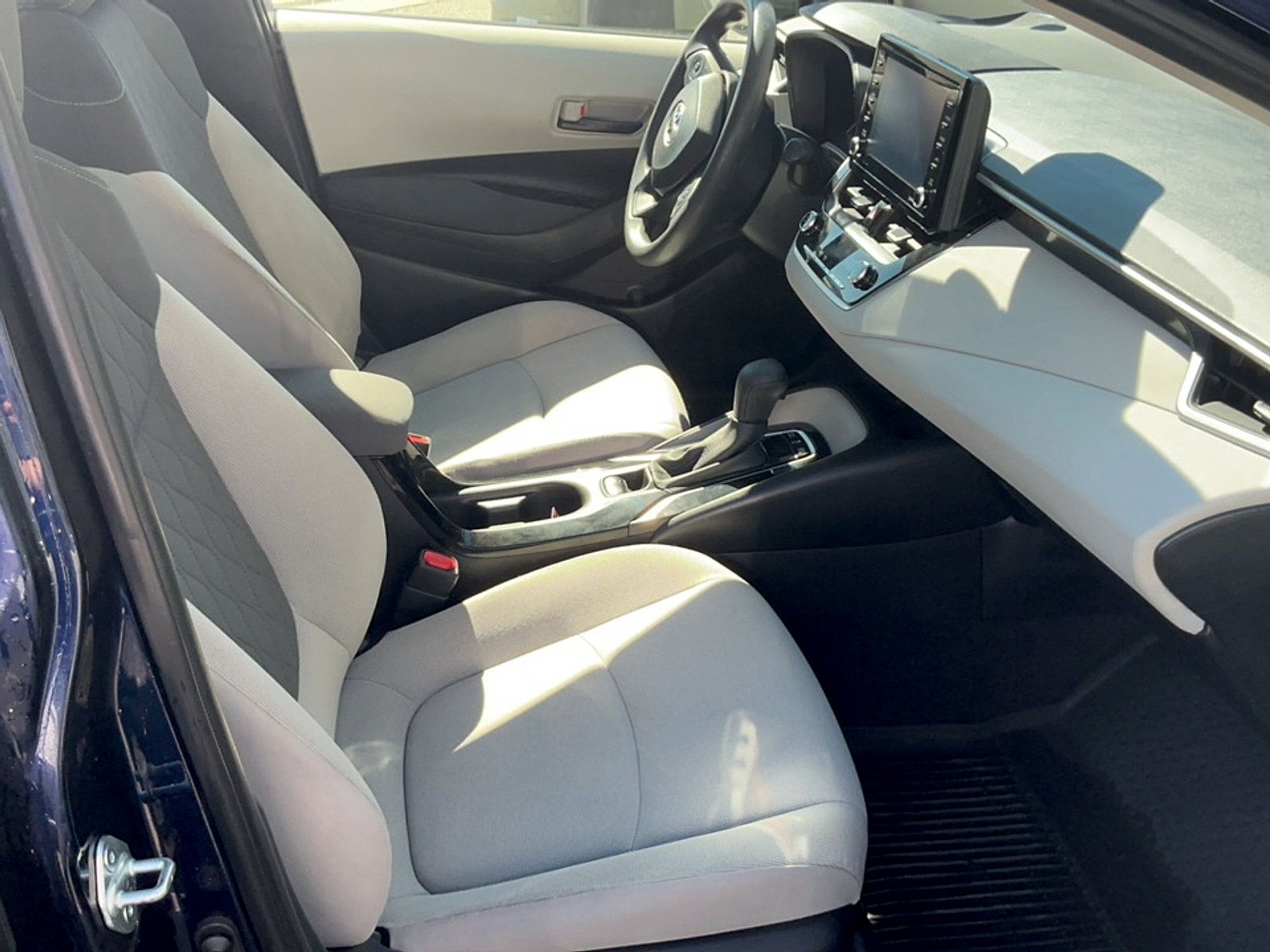 Used 2022 Toyota Corolla LE FWD image 19