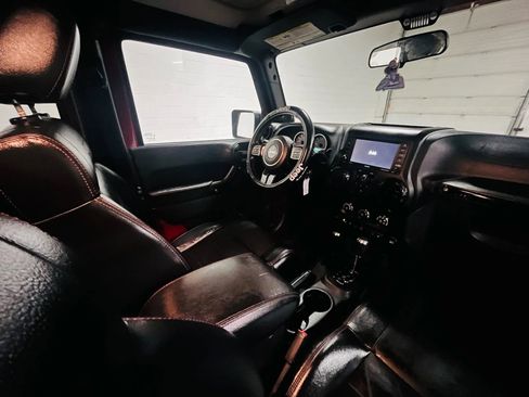 Used 2012 Jeep Wrangler Unlimited Sahara image 12