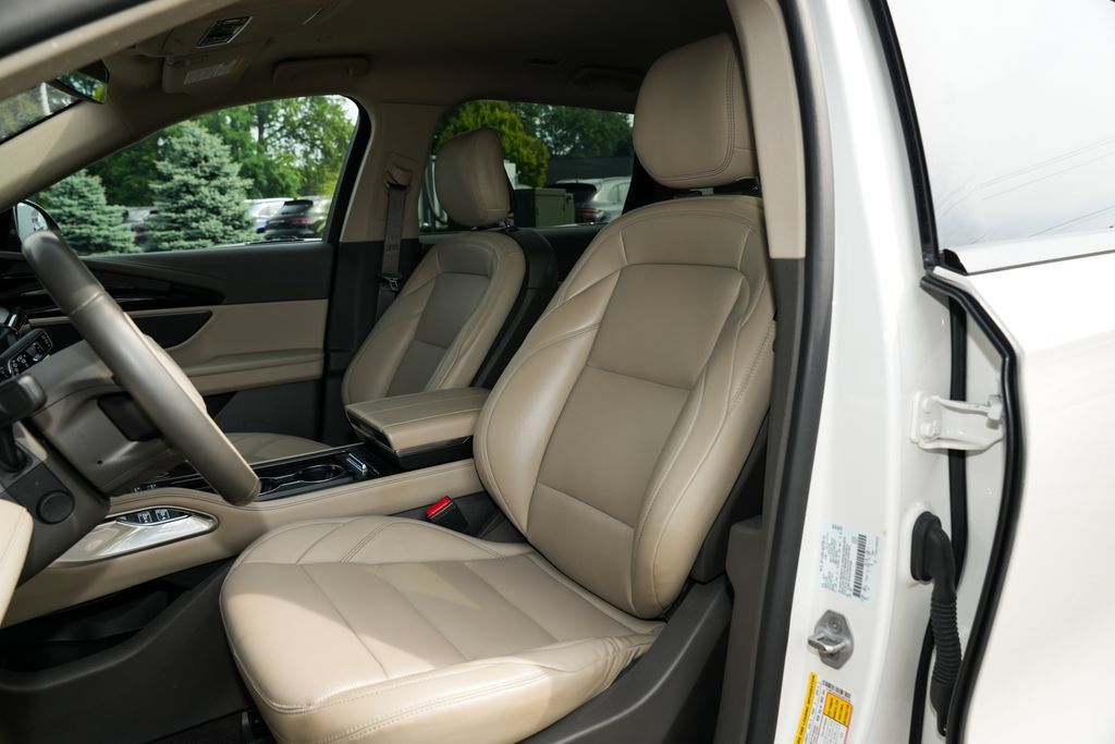 Used 2025 Lincoln Nautilus Premier AWD/4WD image 5