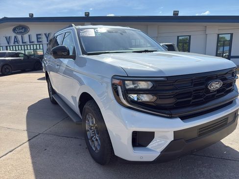 Used 2025 Ford Expedition XL AWD/4WD image 3