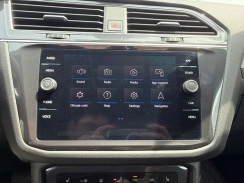Used 2024 Volkswagen Tiguan SE AWD/4WD image 16